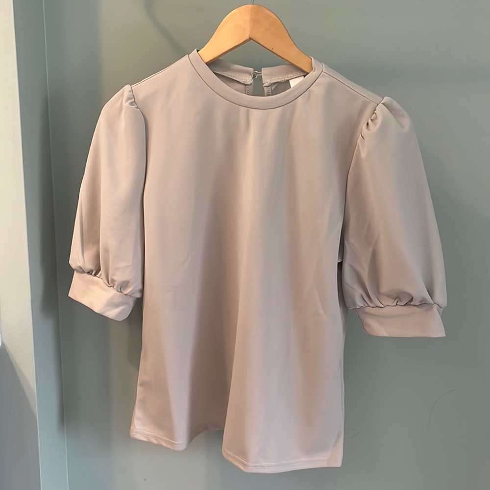 NWOT Gray Puff Sleeve Blouse Size M Fits Like Size 6